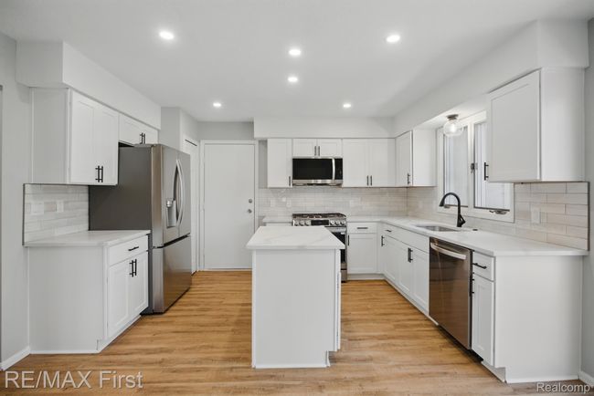 6620 Red Cedar Ln, Condo with 3 bedrooms, 3 bathrooms and null parking in West Bloomfield MI | Image 21