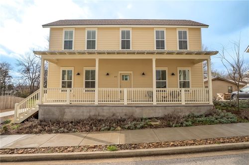 233 E 10th St, Fayetteville, AR, 72701-6253 | Card Image