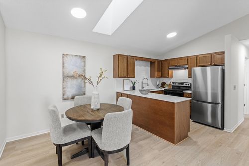 975 Pond View Ct, Vadnais Heights, MN, 55127-3607 | Card Image