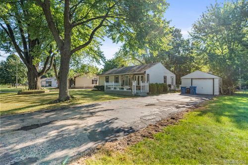 2319 Pauline Dr, Waterford Twp, MI, 48329-3761 | Card Image
