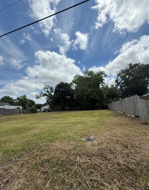 106 S Washington St, Texas City, TX, 77591-3943 | Card Image