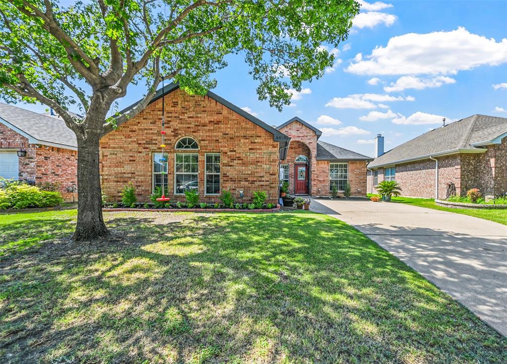 Emerald Leaf Dr, Mansfield, TX 76063