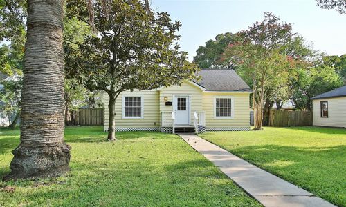 811 10th Ave N, Texas City, TX, 77590-5917 | Card Image