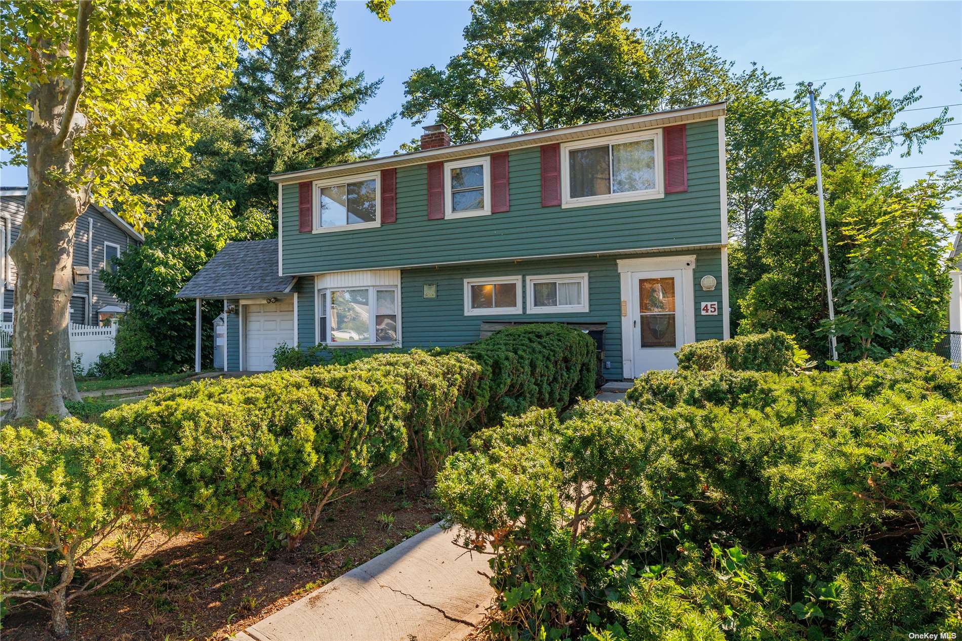 Bridle Ln, Hicksville, NY 11801