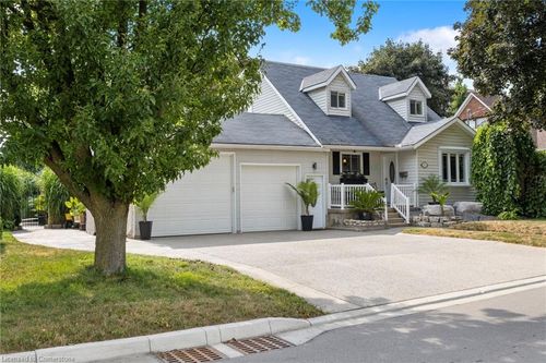 32 Centre St, Cambridge, ON, N1R4E5 | Card Image