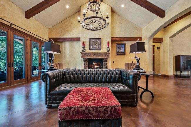 565 Lost Hunters Cyn, House other with 5 bedrooms, 5 bathrooms and 3 parking in China Spring TX | Image 13