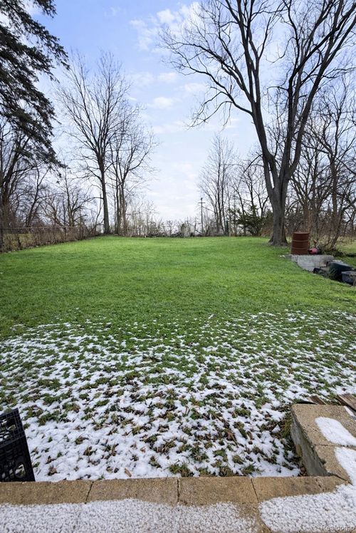 385 Whittemore St, Pontiac, MI, 48342-3169 | Card Image