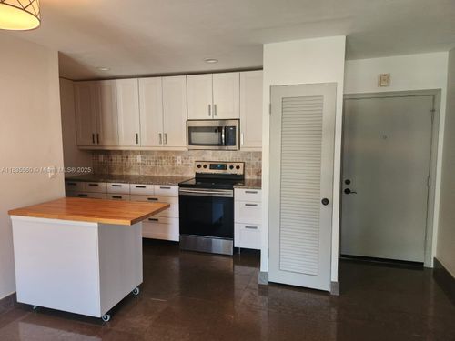 apt-206b-124 Ne 19th Ct, Wilton Manors, FL, 33305-1068 | Card Image