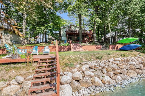 2066 Deepwood Dr, Farwell, MI, 48622-9413 | Card Image