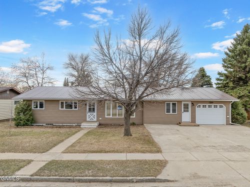 225 5th St Nw, Tioga, ND, 58852-7531 | Card Image