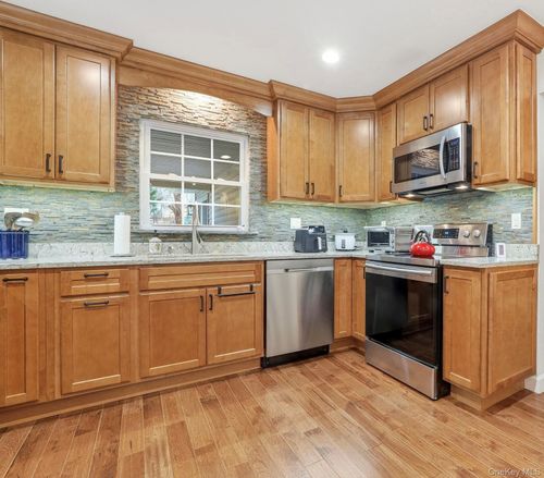 33 Fulmar Rd, Mahopac, NY, 10541-4511 | Card Image