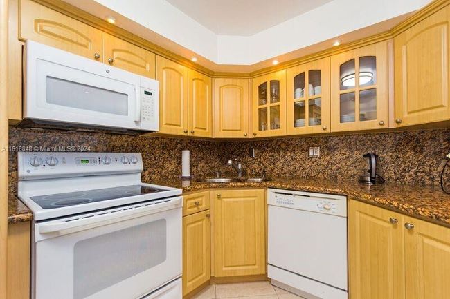 APT-605 - 2655 Collins Ave, Condo with 2 bedrooms, 2 bathrooms and null parking in Miami Beach FL | Image 11