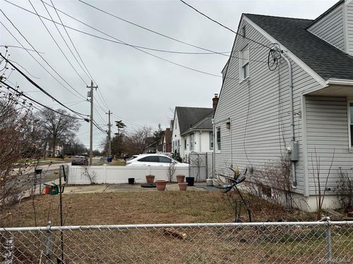 42 Princeton St, Hempstead, NY, 11550-2702 | Card Image