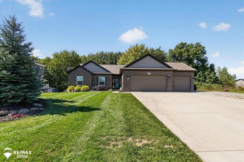 8308 Peninsula Cir, Grand Blanc, MI, 48439-7267 | Card Image
