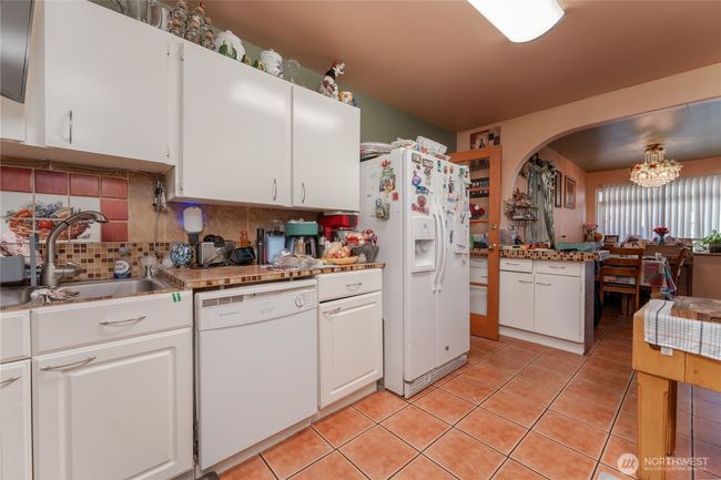Kitchen and dining room in main living space | Image 23