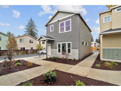 6046 Se 136th Ave, Condo with 3 bedrooms, 2 bathrooms and null parking in Portland OR | Image 1