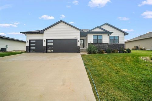 2322 Leigh Ln, Cedar Falls, IA, 50613-2261 | Card Image
