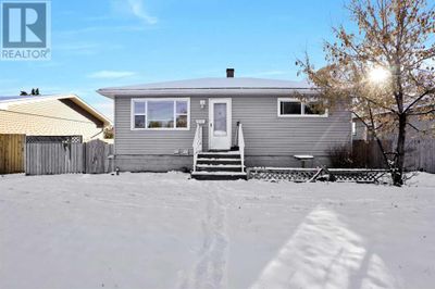 5713 W Park Cres, House other with 3 bedrooms, 2 bathrooms and 2 parking in Red Deer AB | Image 1