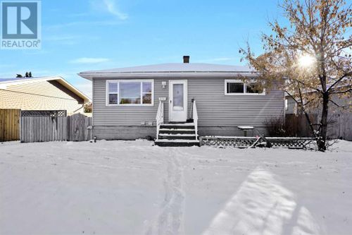 5713 W Park Cres, Red Deer, AB, T4N1E4 | Card Image