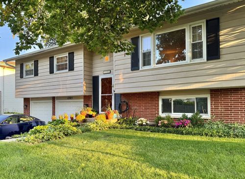 1205 E Ironwood Dr, Mount Prospect, IL, 60056-1439 | Card Image