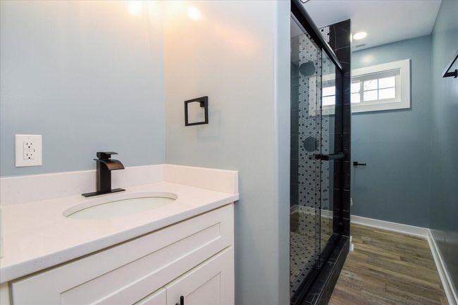 Hall Bathroom | Image 16