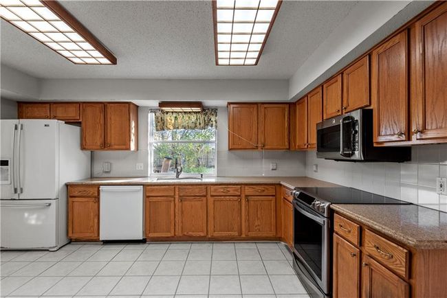 Kitchen | Image 11