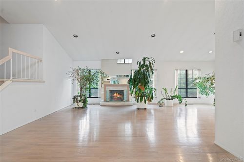 147 Darters Ln, Manhasset, NY, 11030-4024 | Card Image