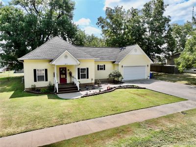 311 Nw 1st Street, House other with 3 bedrooms, 2 bathrooms and null parking in Checotah OK | Image 3