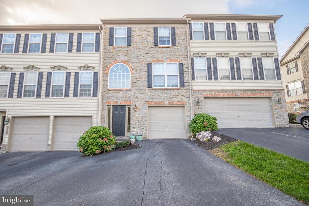 Hunt Club Dr, York, PA 17402