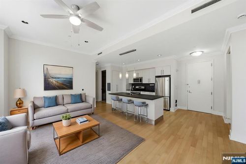 4 Beacon Way, Jersey City, NJ, 07304-6102 | Card Image