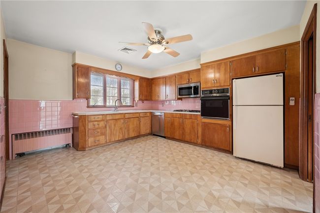 21 Top St, House other with 3 bedrooms, 3 bathrooms and 8 parking in Westerly RI | Image 10