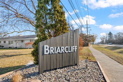 7260 Cottonwood Knl, West Bloomfield, MI, 48322-4045 | Card Image