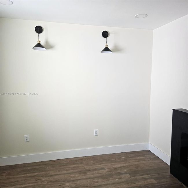 1425 Sw 33 Rd Ct, House other with 2 bedrooms, 2 bathrooms and null parking in Fort Lauderdale FL | Image 6