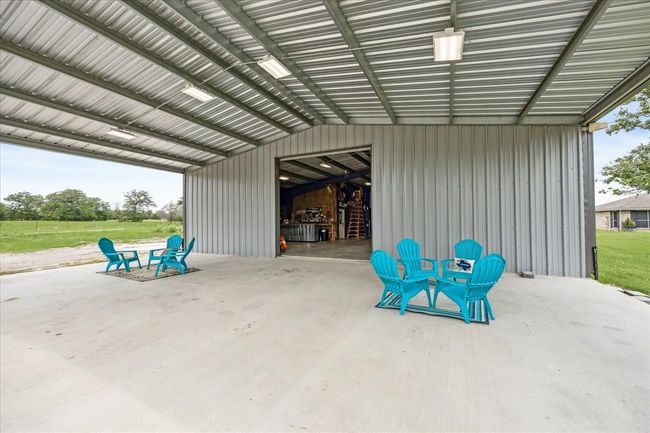 Covered entrance to the shop | Image 8