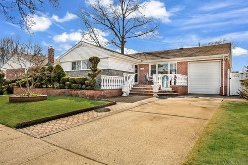 600 Astor St, Elmont, NY, 11003-3504 | Card Image