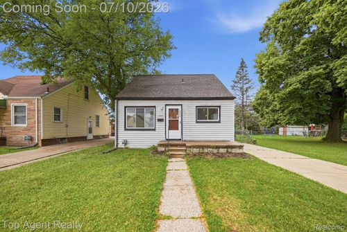 28553 Pinehurst St, Roseville, MI, 48066-2558 | Card Image