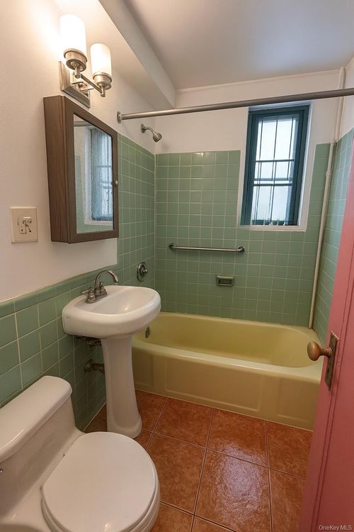 3c-18 Metropolitan Oval, Bronx, NY, 10462-6789 | Card Image