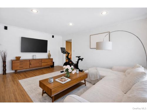 apt-1b-46 Terrace Cir, Great Neck, NY, 11021-4153 | Card Image