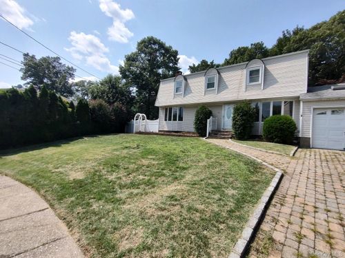 11 Hollo Dr, Holbrook, NY, 11741-1211 | Card Image