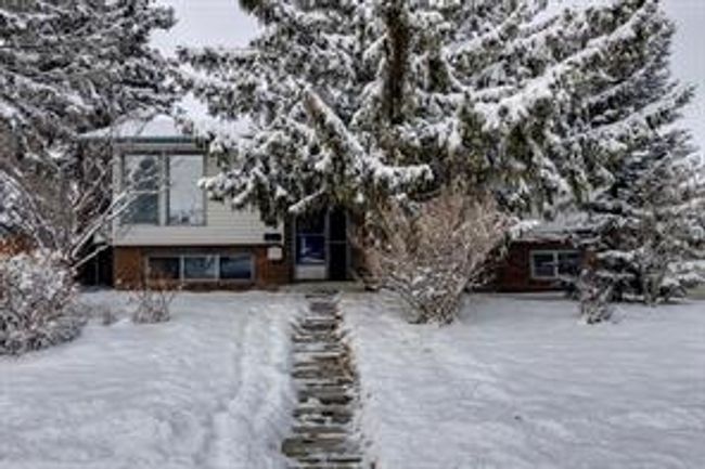 9611 24 St Sw, House detached with 5 bedrooms, 2 bathrooms and 2 parking in Calgary AB | Image 1