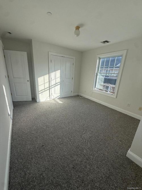 575 Middle Middle Rd, Bayport, NY, 11705-1916 | Card Image