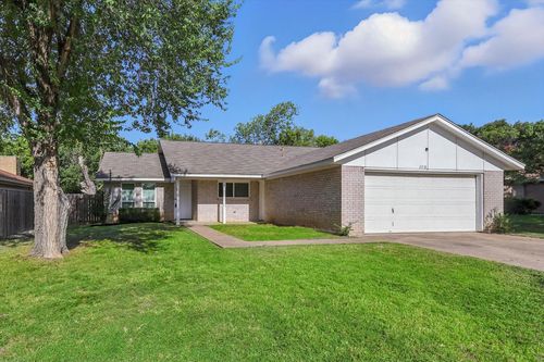 2218 Honey Creek Ln, Arlington, TX, 76006-5744 | Card Image