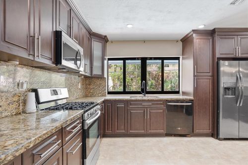 2805 E Lexington Dr, Miramar, FL, 33025-2540 | Card Image