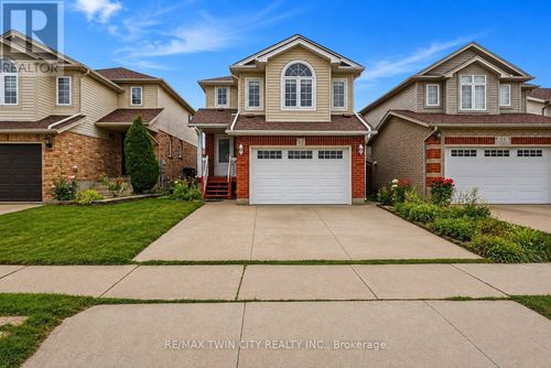 82 Bridlewreath St, Kitchener, ON, N2E3V6 | Card Image
