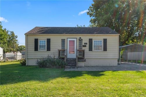 706 S Kansas Ave, Olathe, KS, 66061-4527 | Card Image