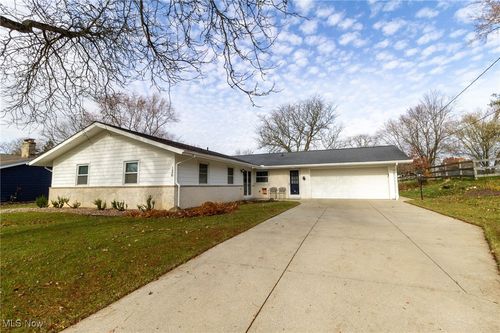 126 Greenbriar Dr, Aurora, OH, 44202-8005 | Card Image