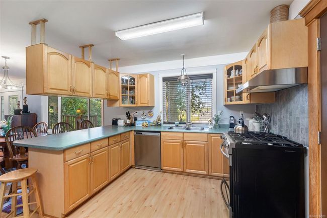 6374 Oldfield Rd, House other with 5 bedrooms, 2 bathrooms and 4 parking in Central Saanich BC | Image 8