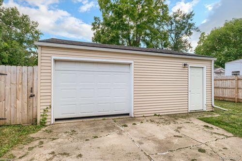 2206 E Williamson St, Burton, MI, 48529-2446 | Card Image