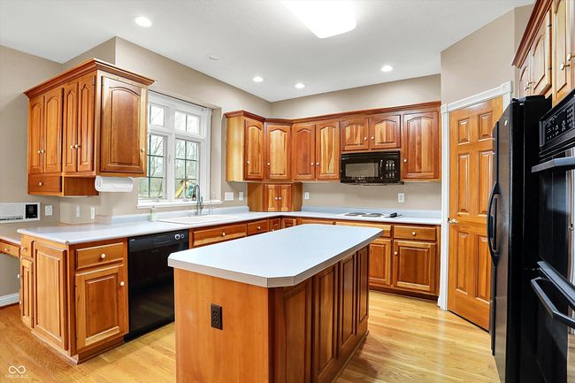 Kitchen note large window over sink with view to back yard | Image 10
