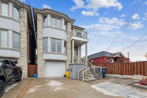 2C Bexley Cres, York, ON, M6N2P5 | Card Image